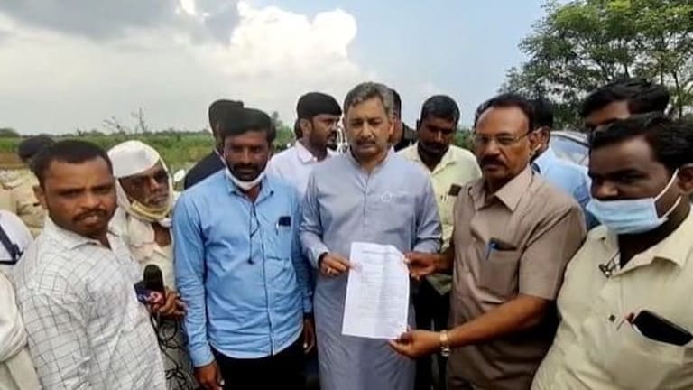 संभाजीराजे छत्रपती यांनी उस्मानाबादमध्ये केली नुकसानीची पाहणी, ओला दुष्काळ जाहीर करण्याची मागणी Mumbai Tak