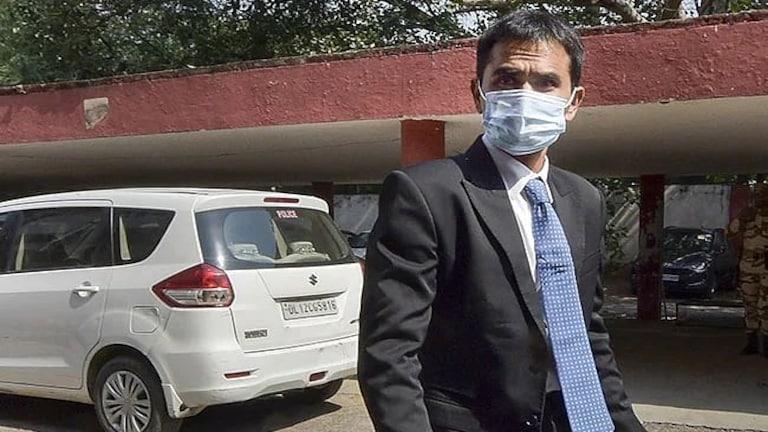 कायदेशीर अडचणीत अडकलेले समीर वानखेडे कोपरी पोलीस ठाण्यात दाखल, पोलिसांना म्हणाले… Mumbai Tak