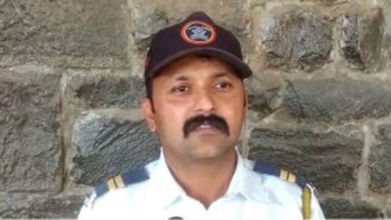वर्दीतला देवमाणूस! रमजानचे उपवास सुरू असूनही ८ वर्षांच्या चिमुकलीला धावत नेलं रूग्णालयात Mumbai Tak