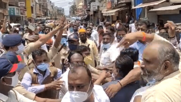 Shiv Sena vs BJP: मुख्यमंत्र्यांसमोरच शिवसेना-भाजपचे कार्यकर्ते ऐकमेकांना भिडले Mumbai Tak