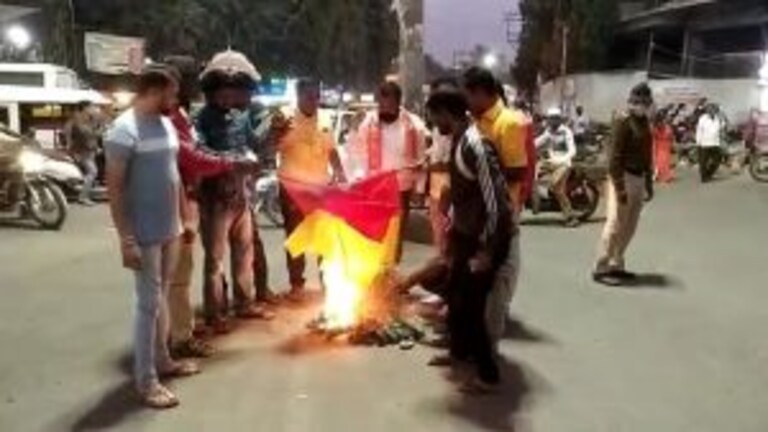 कर्नाटकात पुन्हा छत्रपती शिवरायांच्या पुतळ्याची विटंबना, शिवसेनेनं कन्नड रक्षण वेदिका संघटनेचा ध्वज जाळला Mumbai Tak