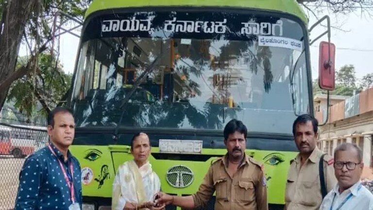 सांगली कोर्टाचा कर्नाटक एसटी महामंडळाला दणका; अपघाताची नुकसान भरपाई न दिल्याने बस केली जप्त Mumbai Tak