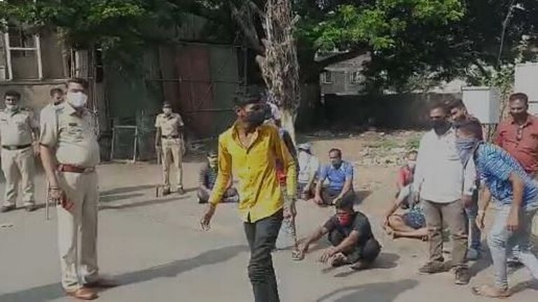 सांगली : लॉकडाउन काळात क्रिकेट खेळणाऱ्या १० जणांवर कारवाई Mumbai Tak