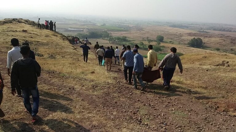 सांगली : शेकोबा डोंगरावर दोन तरुणी आणि एका तरुणाची विष पिऊल आत्महत्या, तासगाव तालुक्यातली घटना Mumbai Tak