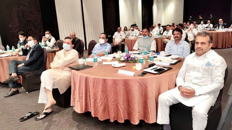 सातारा जिल्हा बँक पुन्हा वादात : पहिलीच बैठक पंचतारांकित हॉटेलमध्ये, संचालक मंडळावर टीका Mumbai Tak