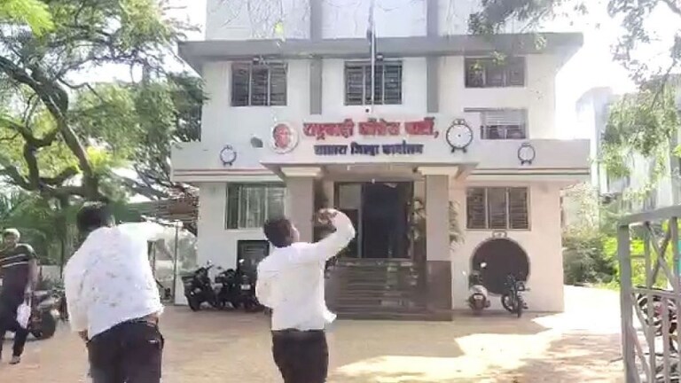 साताऱ्यात शशिकांत शिंदेंच्या समर्थकांचा राडा! दगडफेक, अजित पवारांविरोधात घोषणाबाजी Mumbai Tak