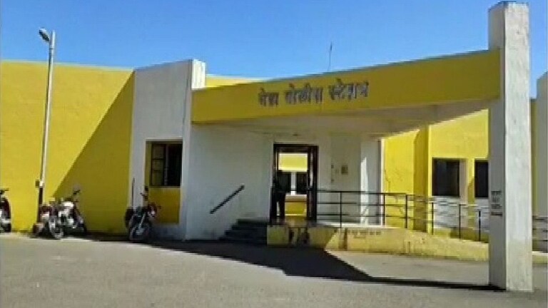 Shocking! साताऱ्यात अल्पवयीन मुलीवर दोन अल्पवयीन मुलांकडून बलात्कार Mumbai Tak