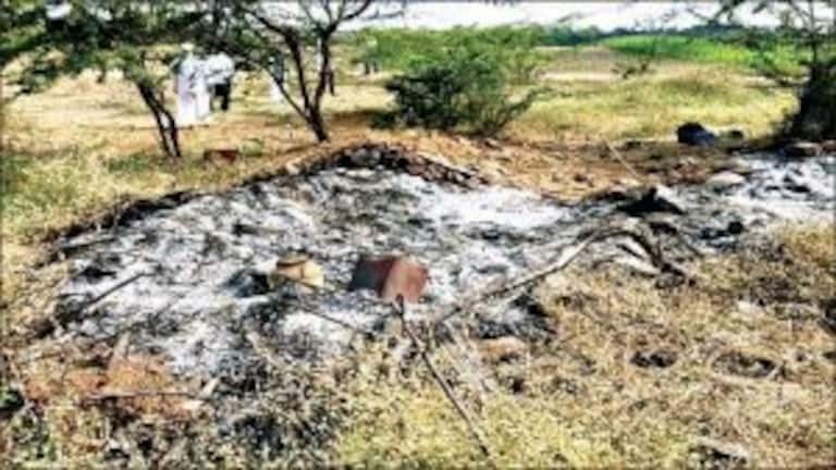 पैशांसाठी 72 वर्षांच्या वृद्धेला झोपडीसह पेटवून जाळून मारलं, साताऱ्यातली धक्कादायक घटना Mumbai Tak