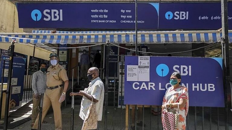 SBIची नवीन सुरक्षा प्रणाली सुरु, ATM मधून पैसै काढण्यासाठी द्यावा लागणार OTP! Mumbai Tak