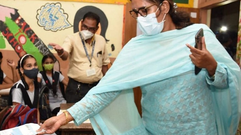 Omicron Variant : ‘ओमिक्रॉन’मुळे शाळा सुरू करण्याचा निर्णय लांबणार?; टोपेंनी दिली माहिती Mumbai Tak