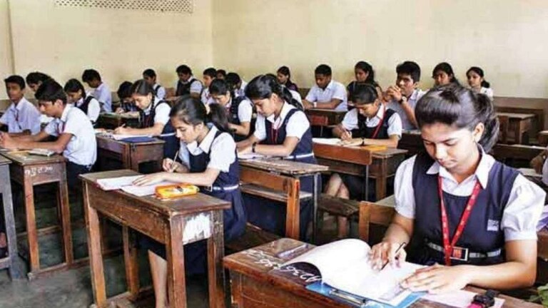 School Reopen : ८५ टक्के पालक मुलांना शाळेत पाठवायला तयार! शिक्षण विभागाच्या सर्वेक्षणातून माहिती समोर Mumbai Tak