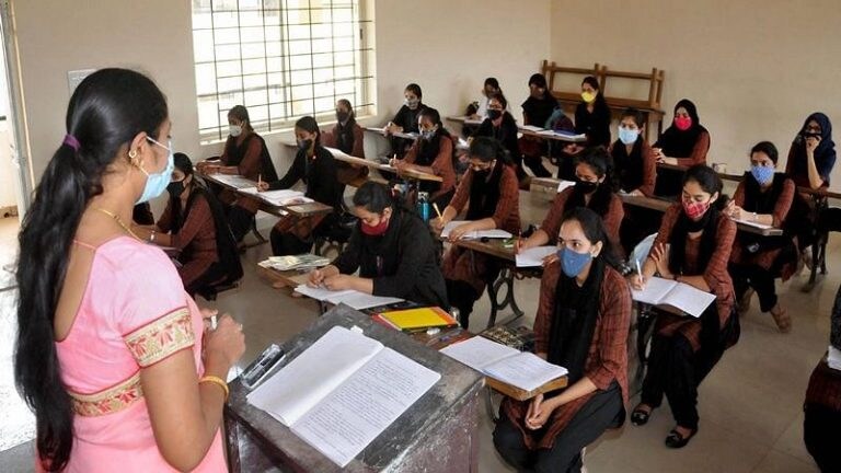 राज्यात शाळा सुरु करण्याच्या दिशेने सरकारचं पहिलं पाऊल, नवीन नियमावली जाहीर Mumbai Tak