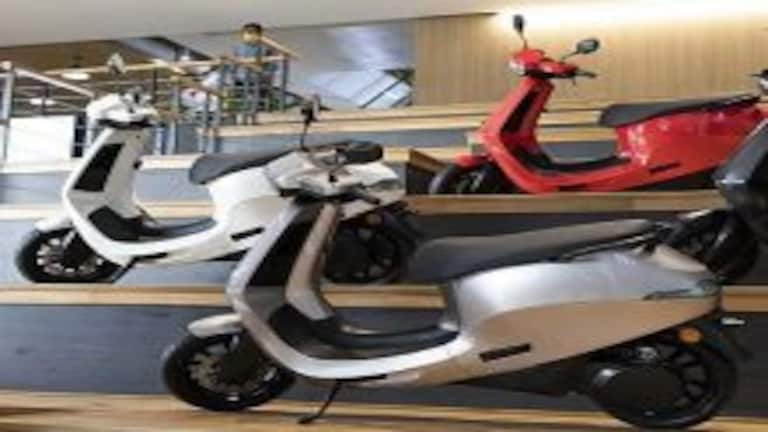 एकदा चार्ज करा आणि Bike 160 किमी पळवा! Mumbai Tak