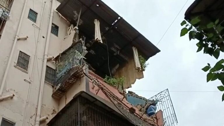डोंबिवली : इमारतीच्या ओपन टेरेसचा भाग बाल्कनीवर कोसळला, सुदैवाने जिवीतहानी नाही Mumbai Tak