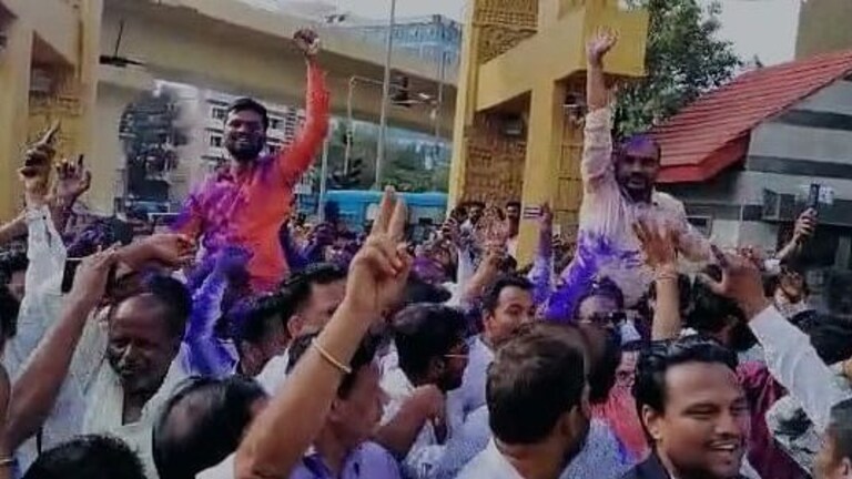 मनोज गरबडेसह तिघांना जामीन मंजूर; खांद्यावर उचलून जल्लोष अन् वाजतगाजत मिरवणूक Mumbai Tak