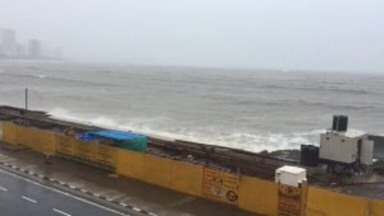 Tauktae Cyclone : सागरी किनारे असलेल्या जिल्ह्यांतील 12 हजारांपेक्षा जास्त नागरिकांचं स्थलांतर-मुख्यमंत्री Mumbai Tak