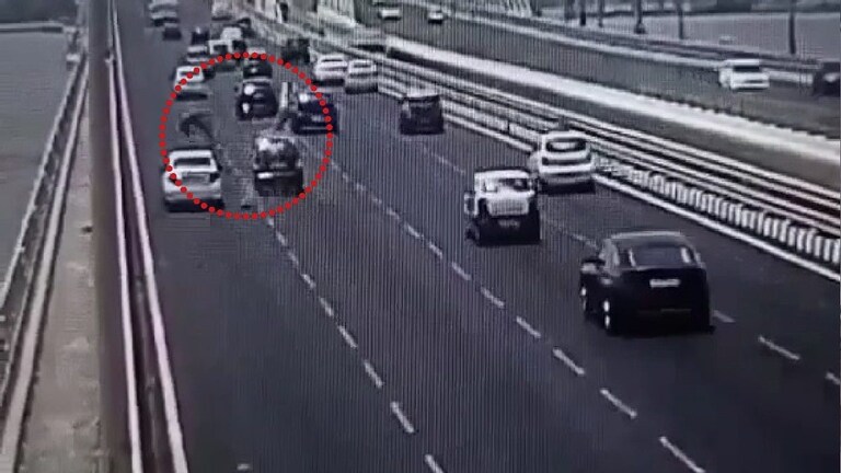 Mumbai : वरळी सी लिंकवर टॅक्सीने ठोकर दिल्याने दोघांचा हवेत उडून अपघात, घटना सीसीटीव्हीत कैद Mumbai Tak