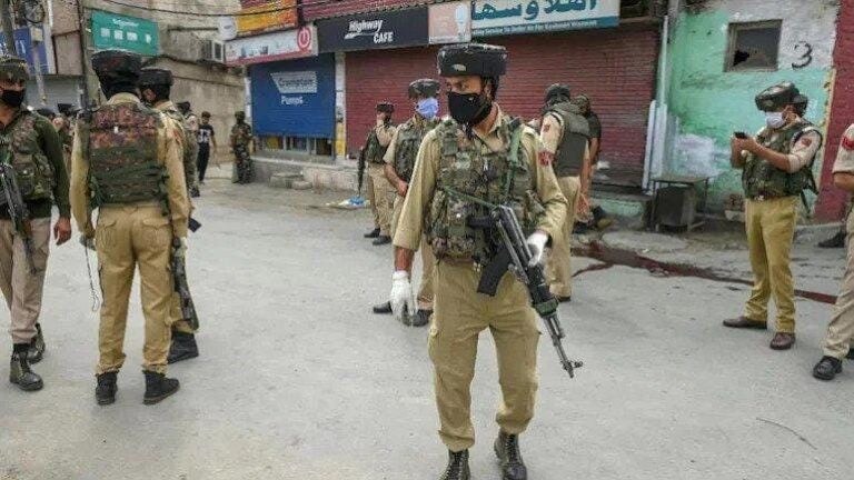 Jammu and Kashmir: 2 शिक्षकांची गोळ्या झाडून हत्या, दहशतवाद्यांनी 3 दिवसात 5 जणांचां घेतला जीव Mumbai Tak