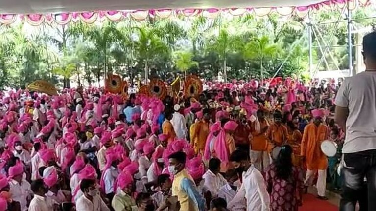 Shiv Sena नेत्याच्या मुलाच्या लग्नात गर्दी जमवत Corona चे नियम धाब्यावर; गुन्हा दाखल Mumbai Tak