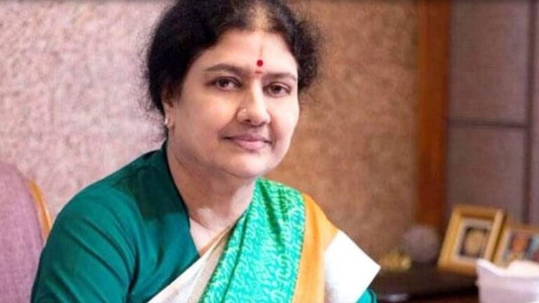 तामिळनाडूमध्ये मोठी राजकीय घडामोड, शशिकला यांचा राजकीय संन्यास Mumbai Tak