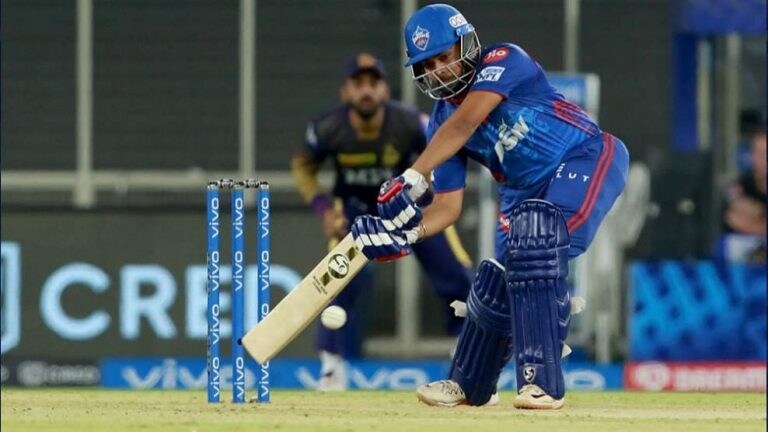 IPL 2021 : मुंबईच्या पृथ्वीची दिल्लीत हवा, पहिल्याच ओव्हरमध्ये ठोकले ६ चौकार Mumbai Tak