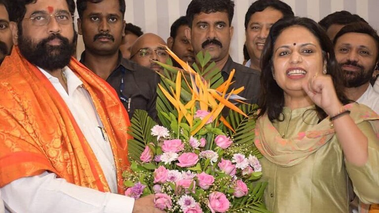 शिवसैनिकांना रश्मीवहिनींच्या अश्रूंची शपथ घालणाऱ्या शीतल म्हात्रे एकनाथ शिंदे गटात Mumbai Tak