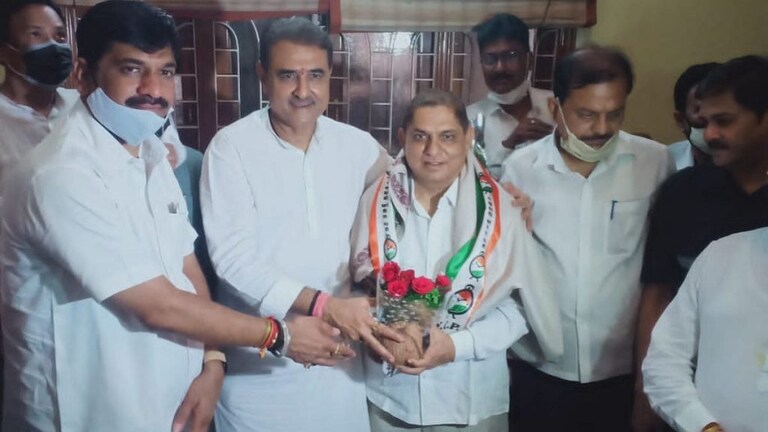 नागपूरमध्ये शिवसेनेला धक्का, १९ वर्ष पक्षाशी एकनिष्ठ असलेले शेखर सावरबांधे NCP मध्ये दाखल Mumbai Tak