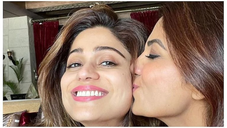 Shilpa Shetty welcomed sister Shamita shetty: बिग बॉस ओटीटी शोमधून बाहेर आल्यावर शिल्पाने शमिताचं केलं खास स्वागत Mumbai Tak