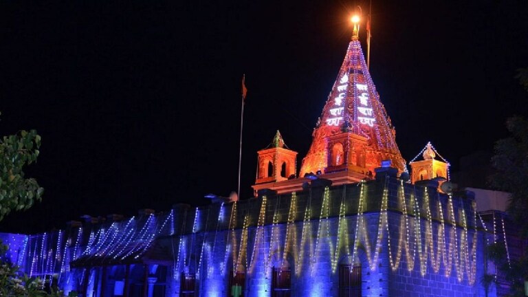 शिर्डी : साईबाबा संस्थानच्या प्रशासकीय अधिकाऱ्यासह सहा जणांना अटक Mumbai Tak