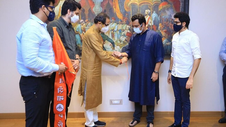 Raj Thackeray यांचे विश्वासू सहकारी आदित्य शिरोडकर यांचा उद्धव ठाकरेंच्या उपस्थितीत शिवसेनेत प्रवेश Mumbai Tak