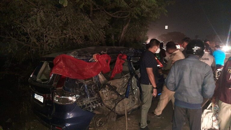 पुणे : पुणे-नगर महामार्गावर ट्रकने कारसह दोन दुचाकींना उडवलं; पती-पत्नीसह 4 ठार Mumbai Tak