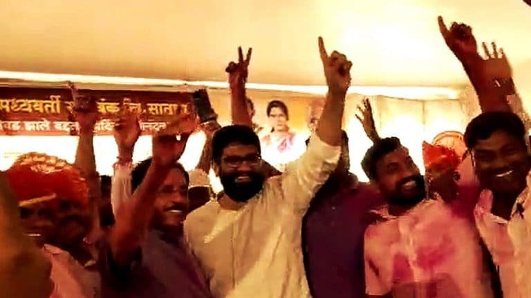 सातारा: राष्ट्रवादीच्या नेत्यासोबत भाजपचे आमदार शिवेंद्रसिंहराजे भोसलेही थिरकले! Mumbai Tak