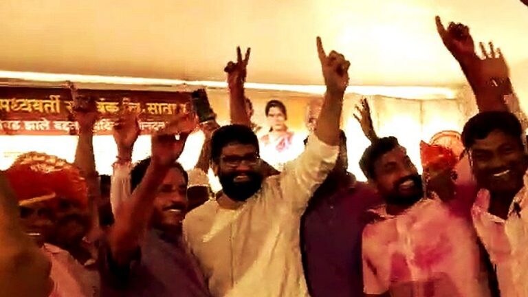 सातारा: राष्ट्रवादीच्या नेत्यासोबत भाजपचे आमदार शिवेंद्रसिंहराजे भोसलेही थिरकले! Mumbai Tak