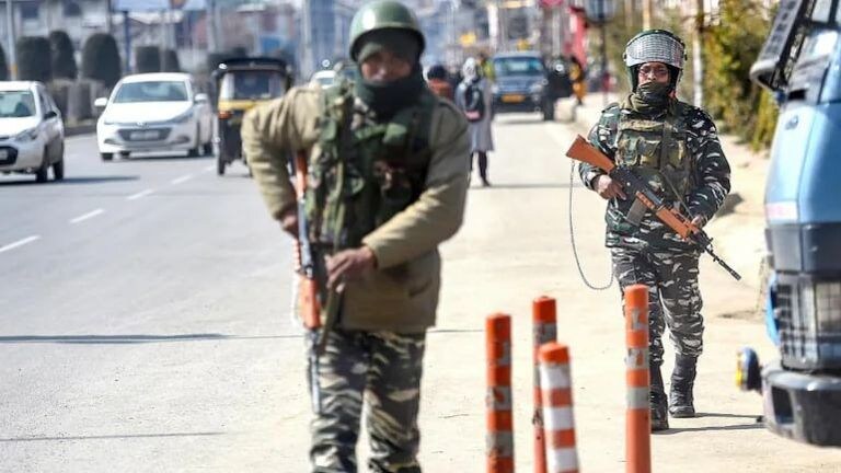 जम्मू-काश्मीर: काश्मिरी पंडितावर अतिरेक्यांचा गोळीबार, वेळेत उपचार मिळाल्याने वाचला जीव Mumbai Tak