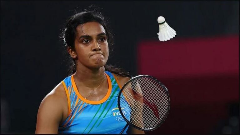 Tokyo Olympic 2020 : P.V.Sindhu ची बाद फेरीत धडक, हाँगकाँगच्या खेळाडूवर मात Mumbai Tak