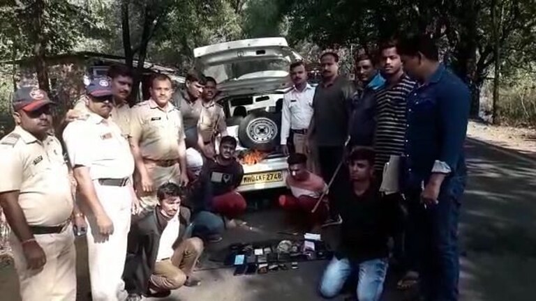 सिंधुदुर्गात दरोडेखोरांना दरोडा टाकल्यानंतर अवघ्या अडीच तासात अटक, 9 लाखांचा मुद्देमाल जप्त Mumbai Tak