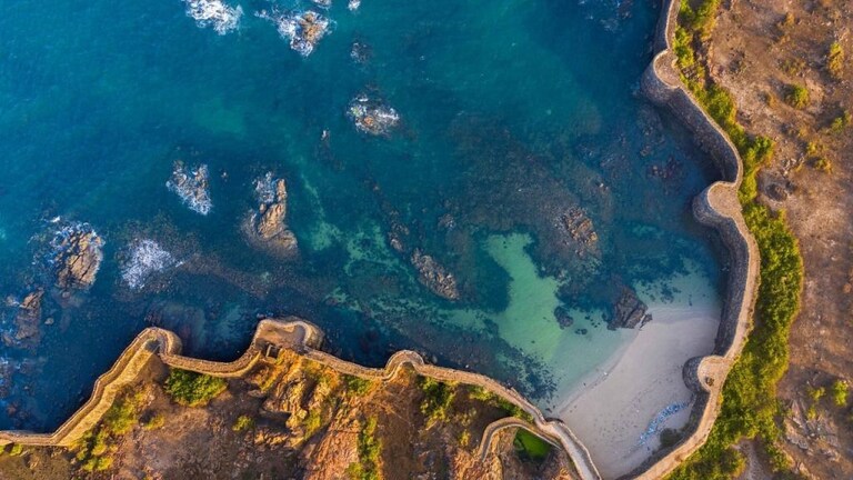 सर्वात सुंदर पर्यटन स्थळ: लंडन-सिंगापूरच्या यादीत राज्यातल्या सिंधुदुर्ग जिल्ह्याचा समावेश Mumbai Tak