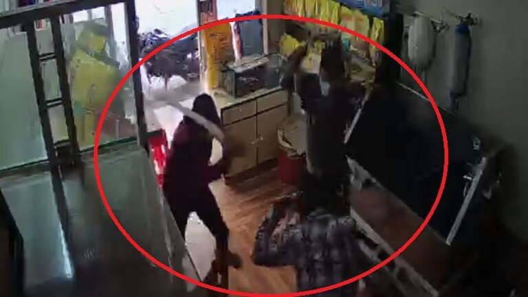 डोंबिवली: भाजपच्या कार्यकर्त्यावर प्राणघातक हल्ला, घटना CCTV मध्ये कैद Mumbai Tak