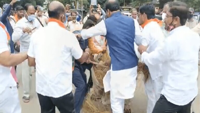 Solapur मध्ये CM Uddhav Thackeray यांचा पुतळा जाळण्याचा भाजप कार्यकर्त्यांचा प्रयत्न Mumbai Tak