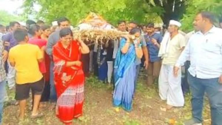 Solapur: सासूच्या पार्थिवाला सुनांनी दिला खांदा, समाजासमोर ठेवला नवा आदर्श Mumbai Tak