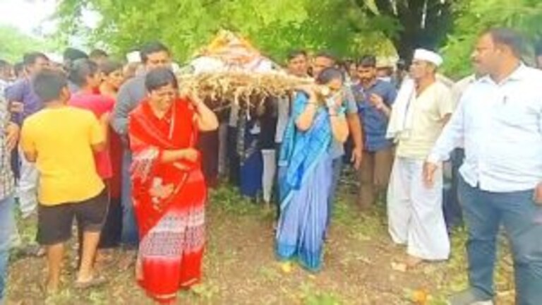 Solapur: सासूच्या पार्थिवाला सुनांनी दिला खांदा, समाजासमोर ठेवला नवा आदर्श Mumbai Tak