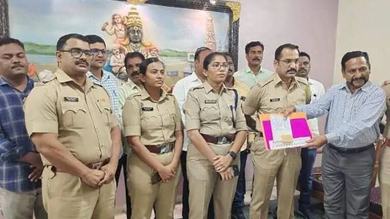 सोलापूर : रात्रपाळीवरुन आलेल्या बापाला पाण्याच्या पिंपात सापडला २५ दिवसांच्या बालकाचा मृतदेह Mumbai Tak