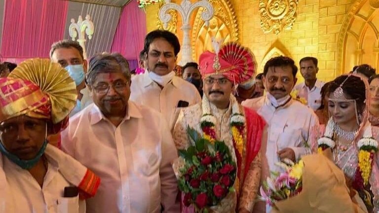 सोलापूर : MLA राजेंद्र राऊतांच्या मुलांच्या लग्नात कोरोनाचे नियम धाब्यावर, हजारोंची गर्दी MumbaiTak
