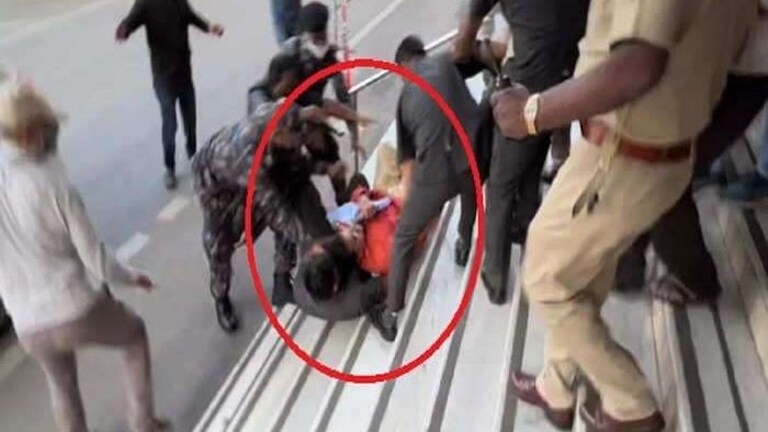 पुणे महापालिकेत शिवसैनिकांकडून किरीट सोमय्यांना धक्काबुक्की, पायऱ्यांवर कोसळले सोमय्या Mumbai Tak