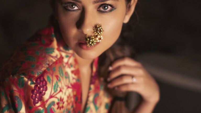 पैठणीचा पँट-सूट, नथीचा रुबाब ! हास्यजत्रेच्या सेटवर सोनालीचा ठसका Mumbai Tak