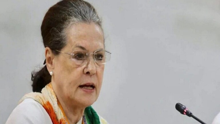 हुकूमशहा राज्यकर्त्यांचं गर्वहरण झालं, सोनिया गांधी यांची पंतप्रधान मोदींवर खरमरीत शब्दात टीका Mumbai Tak