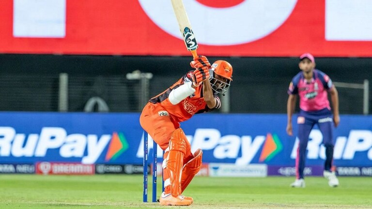SRH vs RR : राजस्थानच्या भेदक माऱ्यासमोर ‘हैदराबाद’ची दमछाक! ६१ धावांनी चारली धूळ Mumbai Tak