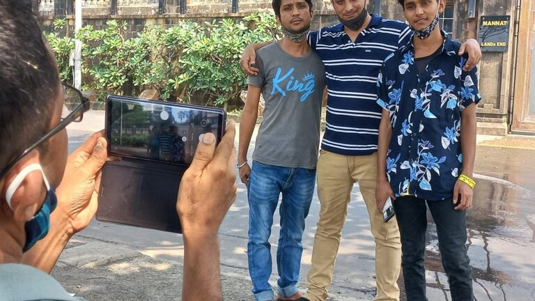आर्यन खान प्रकरणानंतर शाहरुखचे फॅन्स जमले मन्नतच्या बाहेर त्याला म्हणाले Take Care Mumbai Tak
