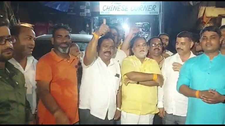 शिंदे आणि ठाकरे गट पुन्हा आमनेसामने! धारावीत सदा सरवणकर आणि शिवसैनिकांची बाचाबाची Mumbai Tak