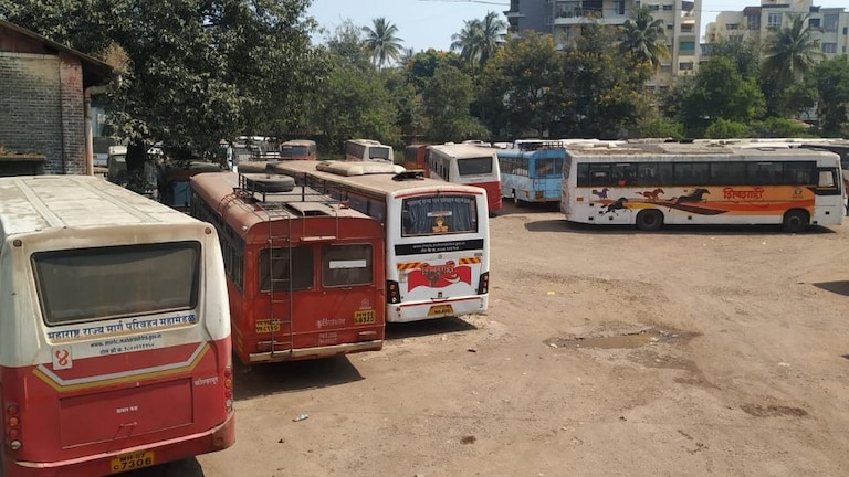 ह्रदयद्रावक! एसटी कर्मचाऱ्याने आगारातील बसला गळफास घेत संपवलं आयुष्य Mumbai Tak